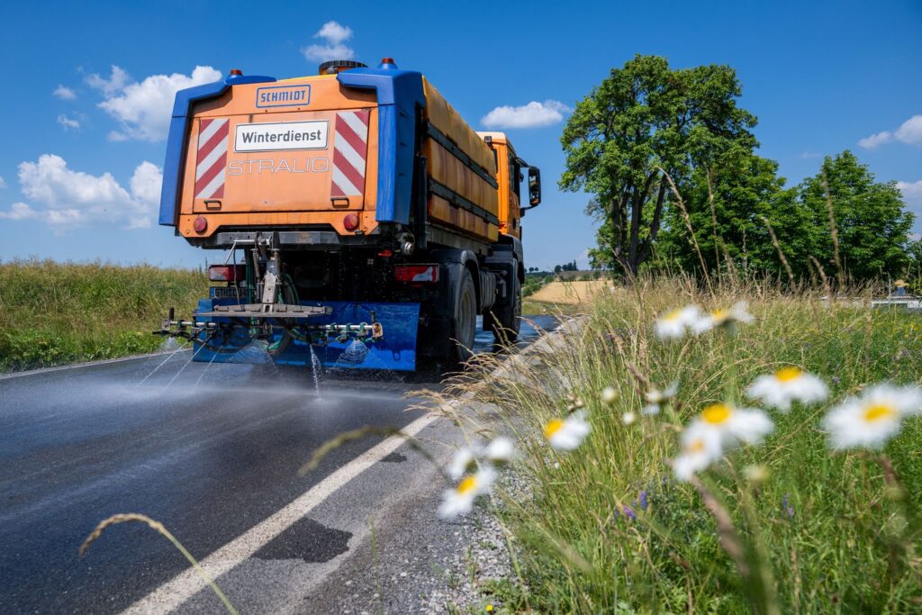Winterdienst-Fahrzeug kühlt Straßen
