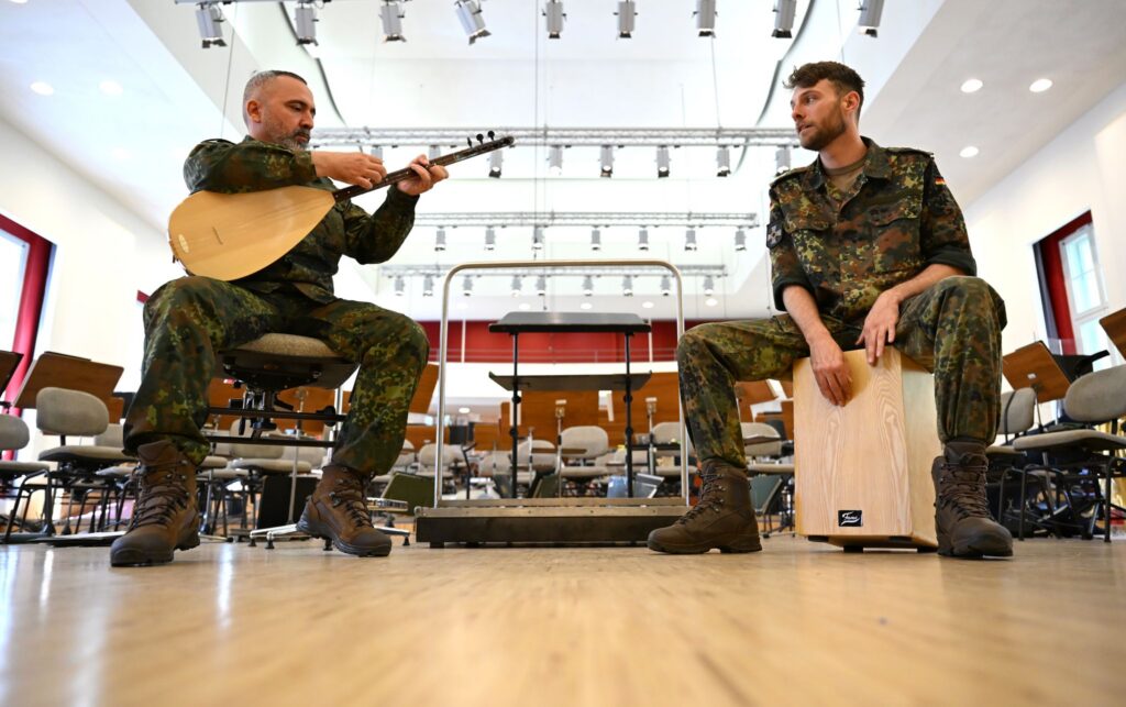 Baglama und Cajon bei der Bundeswehr