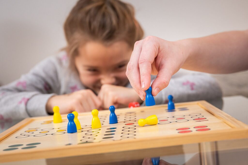 Kinder spielen