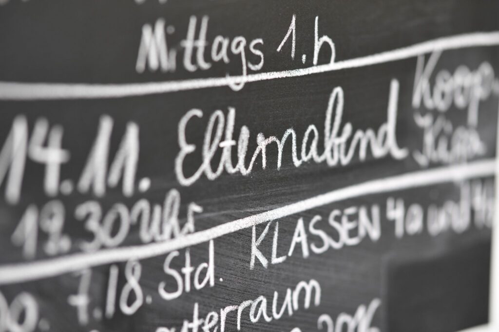 «Elternabend» steht an einer Schultafel