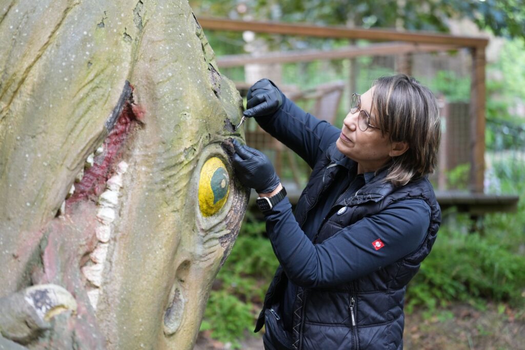 Restauratorin macht Hagenbecks Dinosaurier wieder hübsch