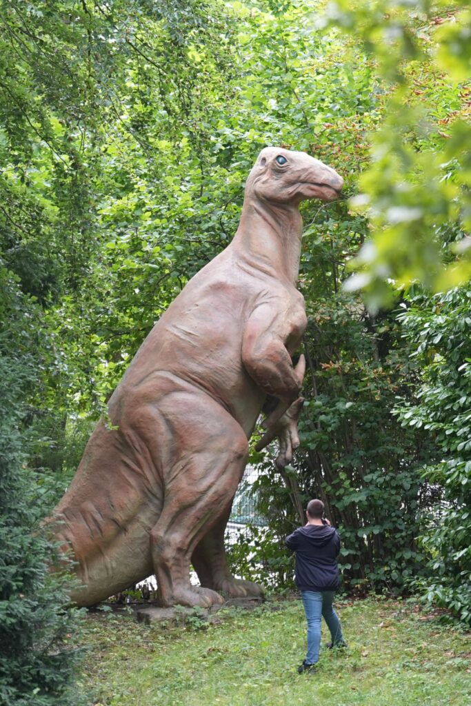 Restauratorin macht Hagenbecks Dinosaurier wieder hübsch