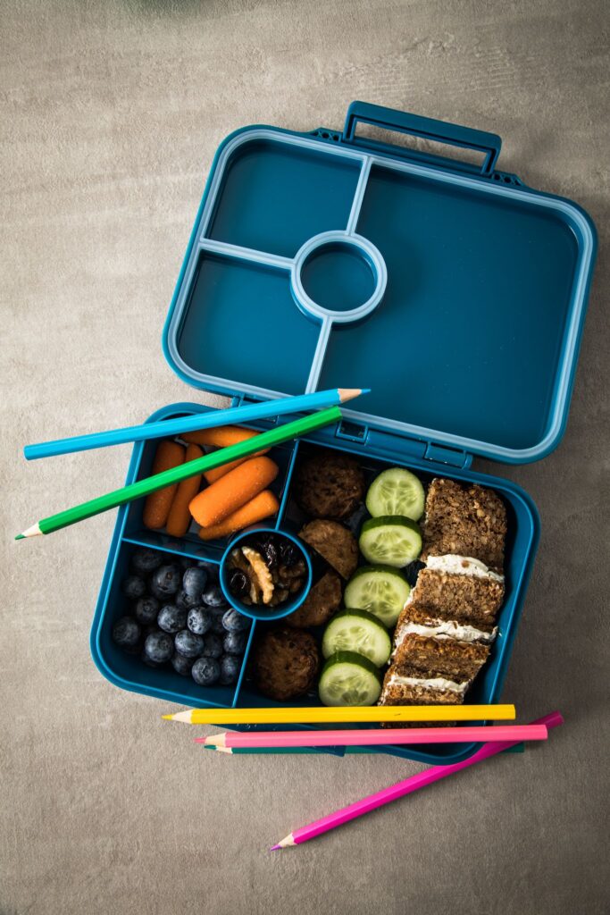 Gesunde Pausensnacks in einer Brotbox