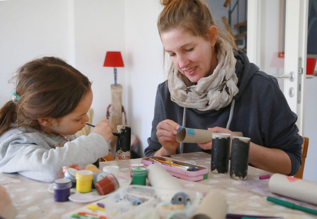 Eine Mutter bastelt mit ihrer Tochter