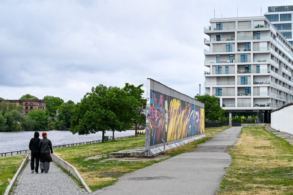 Stücke der Mauer stehen als Erinnerung immer noch in Berlin.