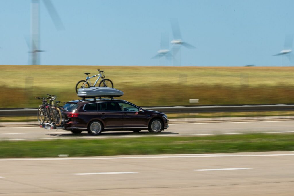 Urlauber fährt mit seinem Auto