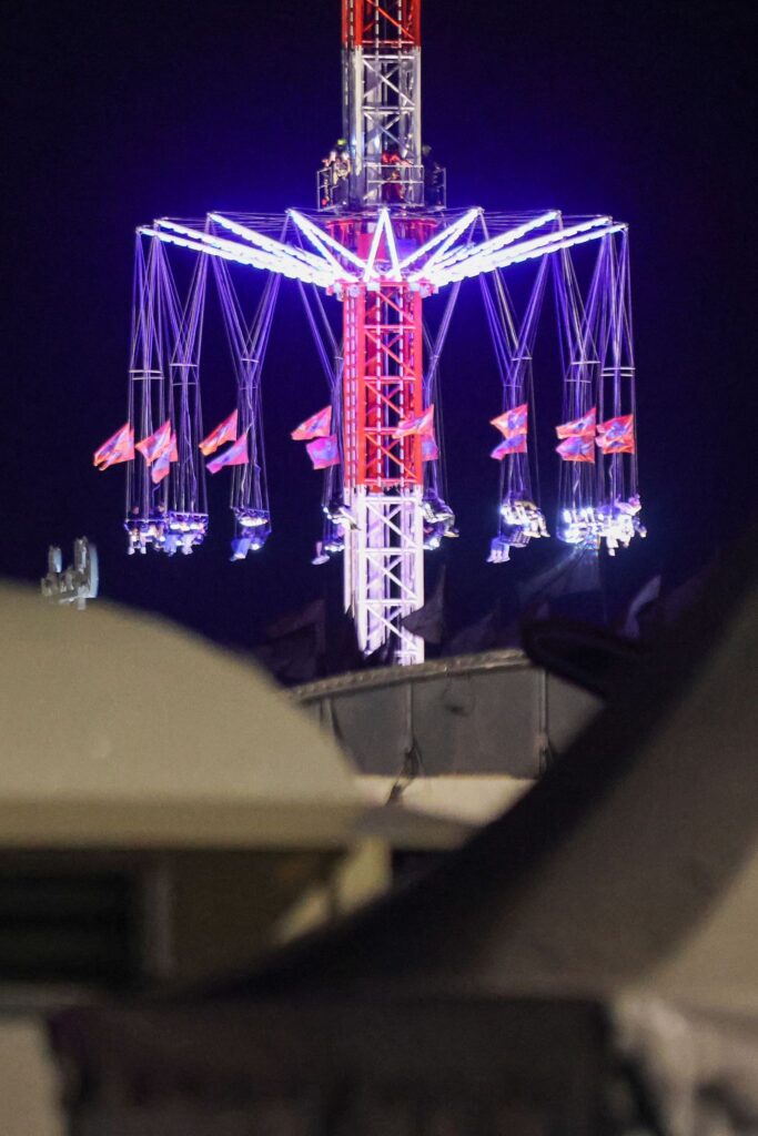 Menschen hingen im Kettenkarussell auf Hamburger Dom fest