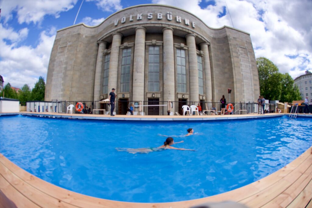 Baden vor der Volksbühne