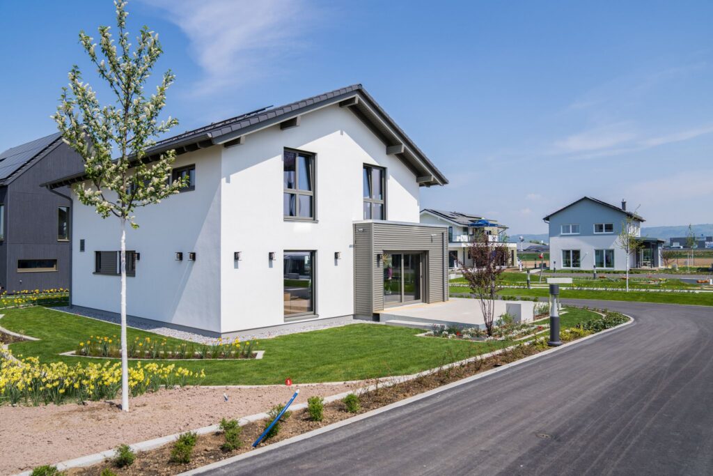 Ein Einfamilienhaus steht an einer Straße