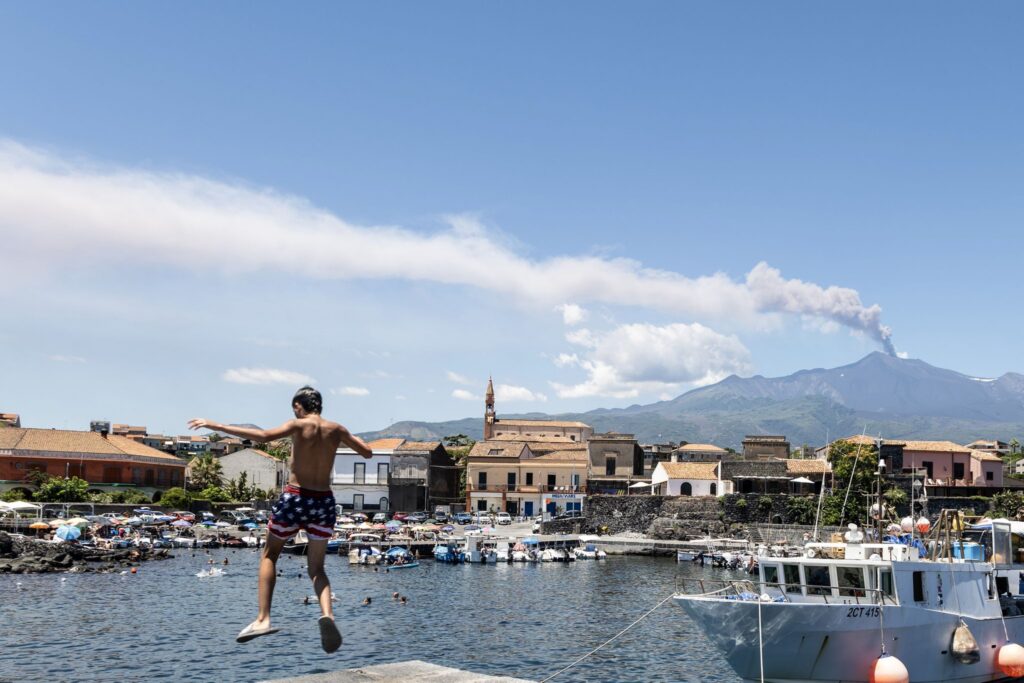 Der Vulkan liegt direkt bei der Stadt Catania.