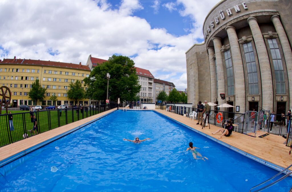 Baden vor der Volksbühne