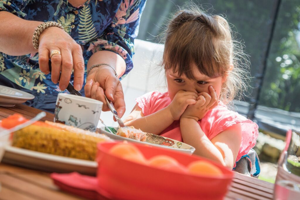 Kind verzieht beim Essen das Gesicht