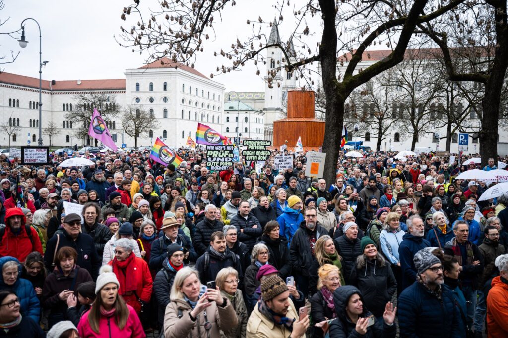 Demonstration für Überprüfung rechtsextremer Parteien
