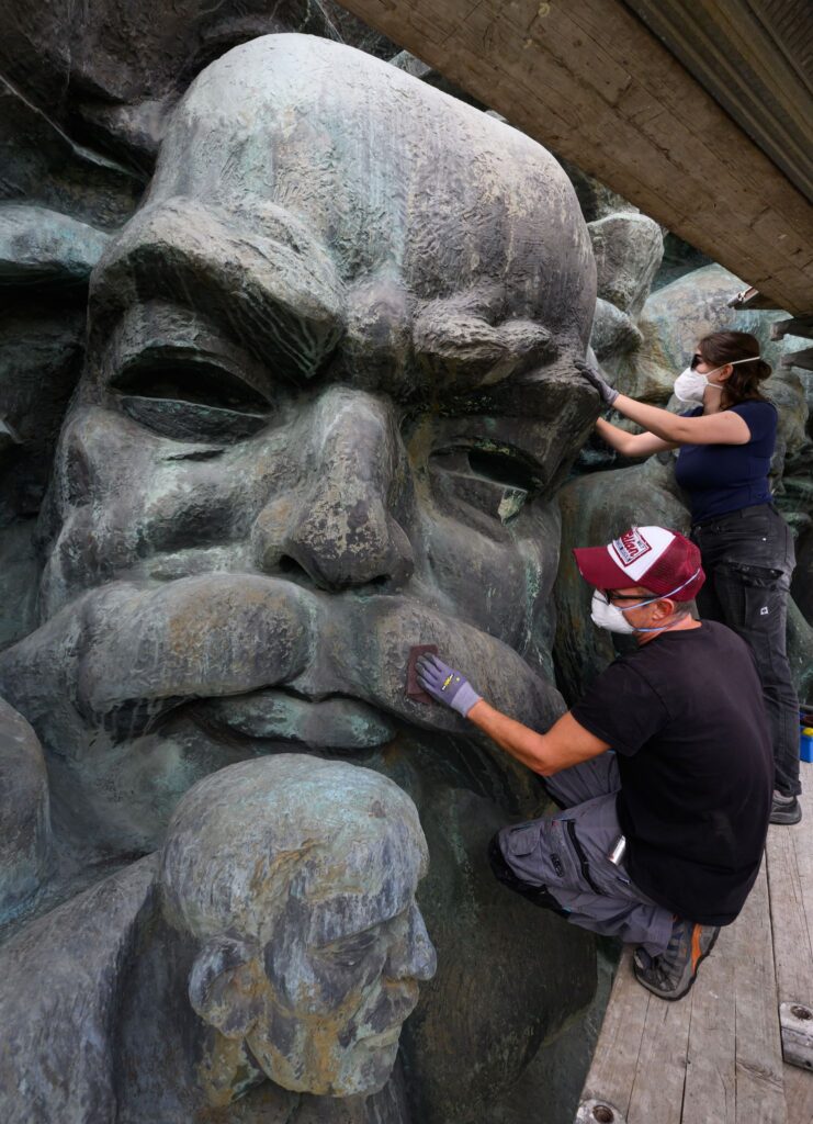 Frischekur für Leipzigs Marx-Relief