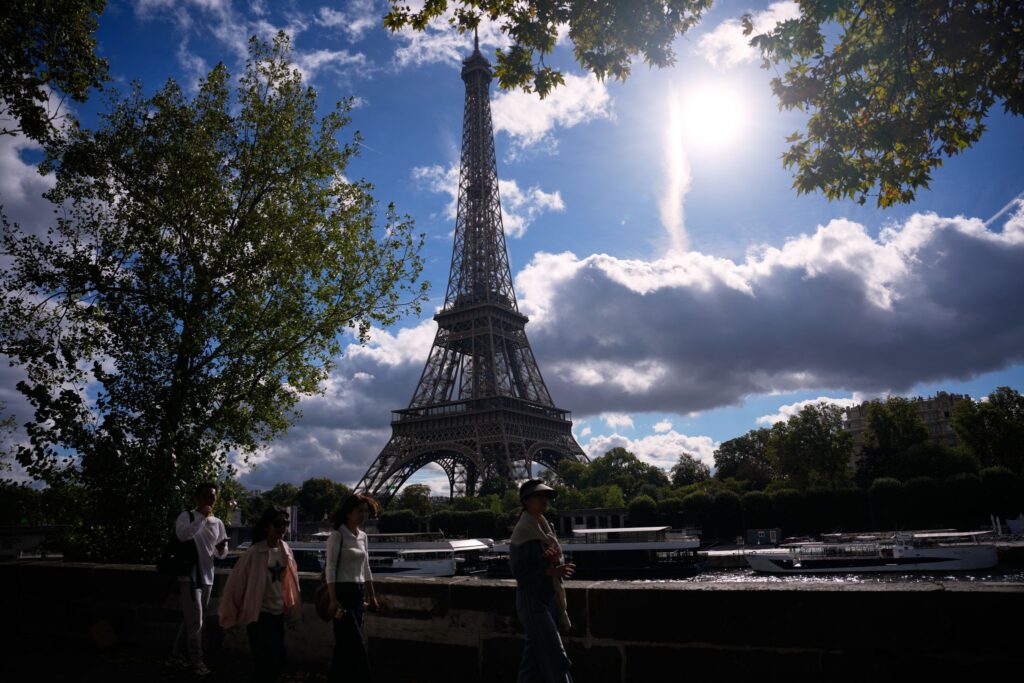 Eiffelturm in Paris wieder offen