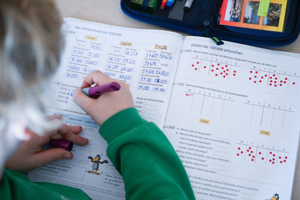 Schüler einer vierten Klasse arbeitet an Matheaufgaben