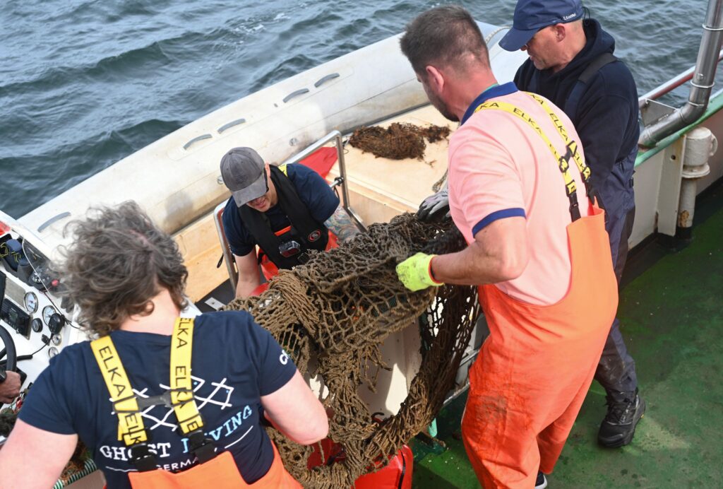Bergung von Geisternetzen aus der Nordsee
