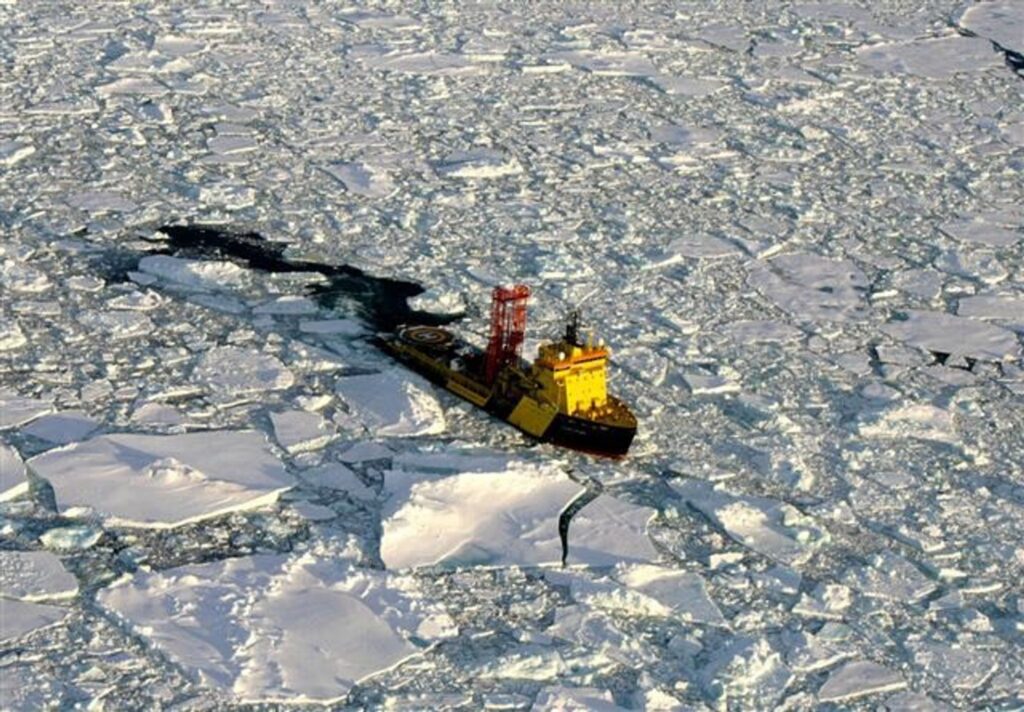Eisbrecher in der Arktis