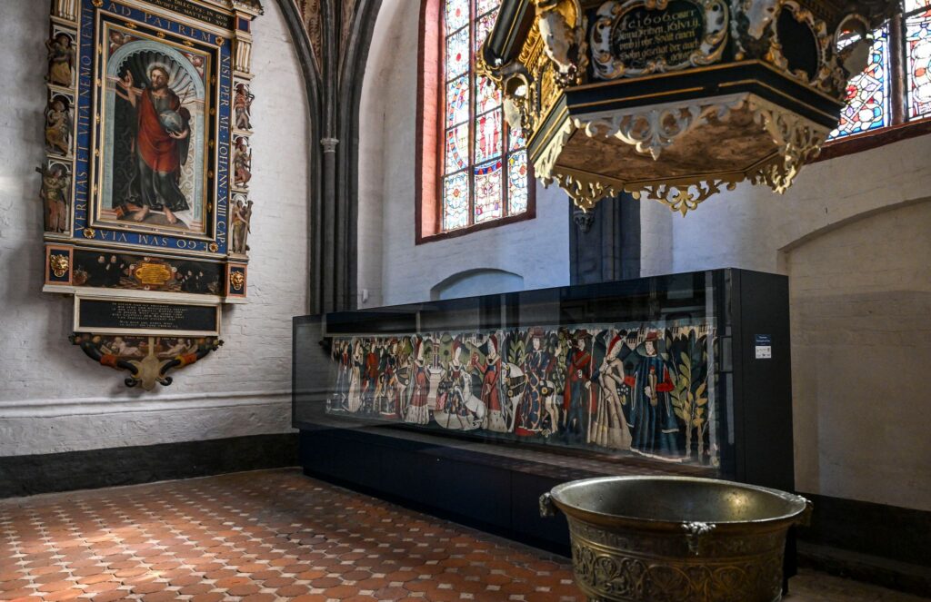 Rätsel um Einhornteppich in der St. Gotthardtkirche