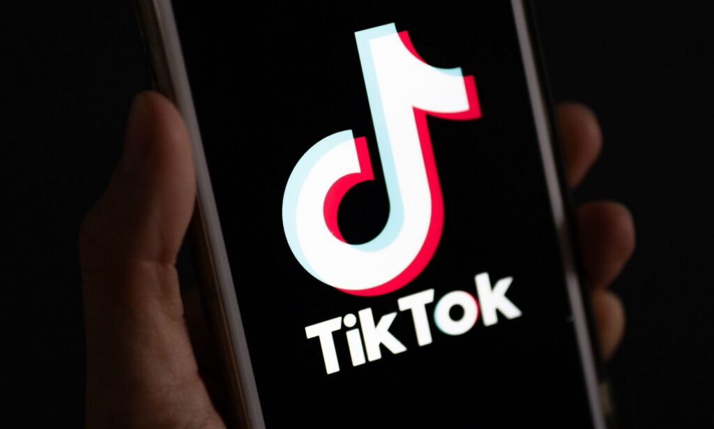 Auf einem Smartphone wird das Logo der Plattform Tiktok angezeigt