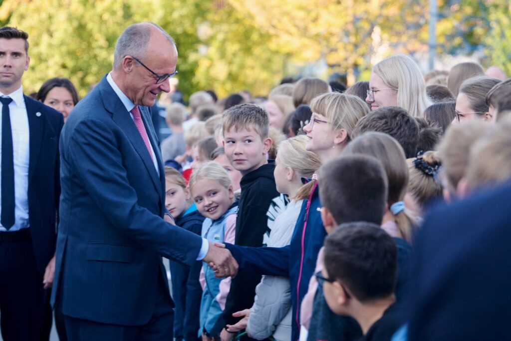 Bundeskanzler Friedrich Merz besucht sein ehemaliges Gymnasium