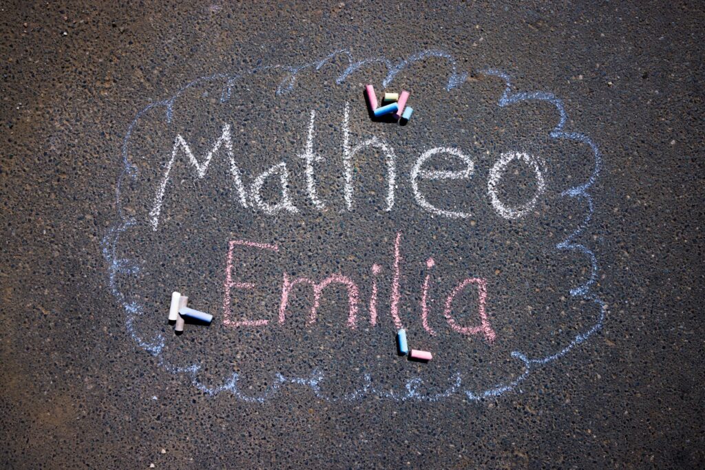 Die Namen Matheo und Emilia sind auf den Boden geschrieben