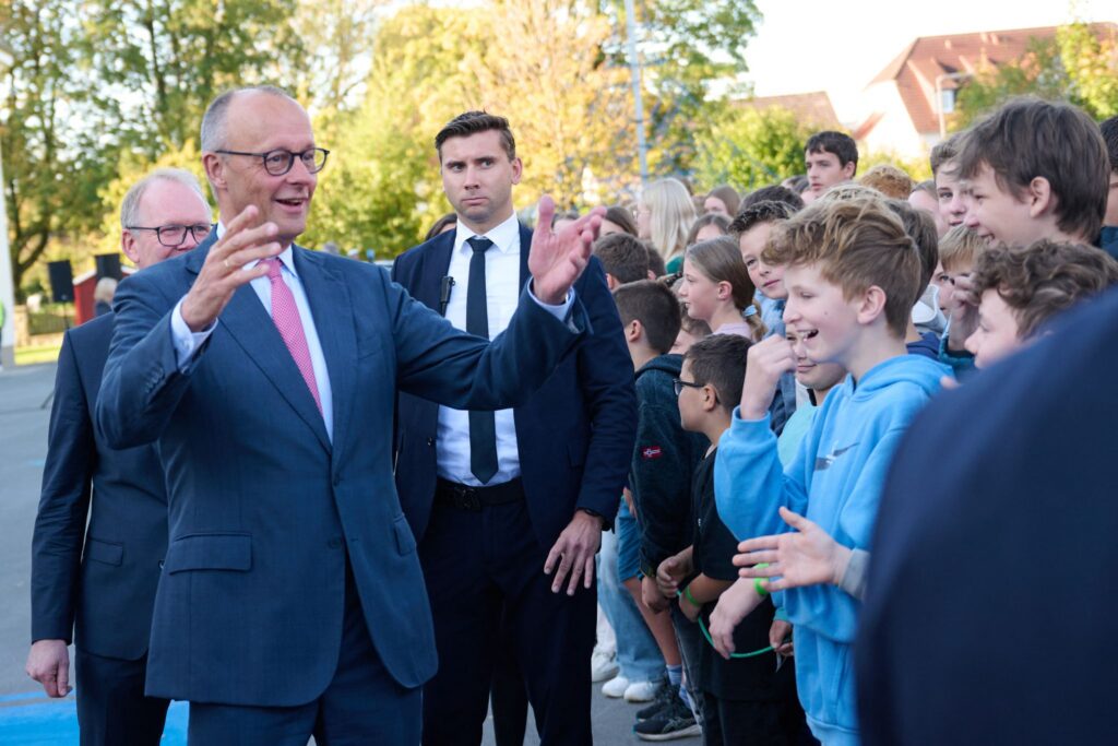 Bundeskanzler Friedrich Merz besucht sein ehemaliges Gymnasium